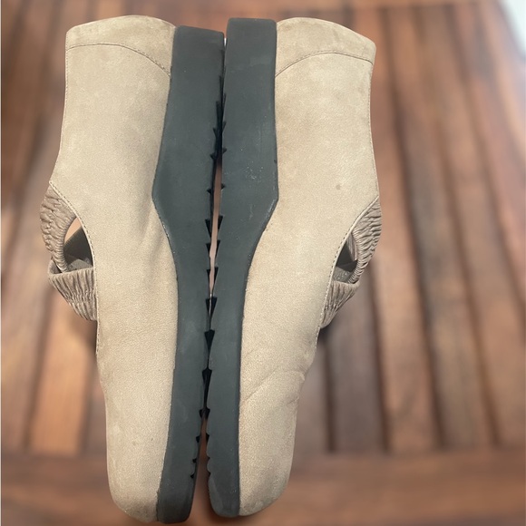 ROCKPORT Suede Upper Mary Jane flats. Tried on but never worn. NWOT no flaws - Picture 3 of 9